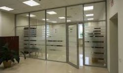 Перегородки из стекла делают пространство офиса эргономичным и комфортным