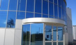 В современных офисах все чаще устанавливают тонировку на окнах
